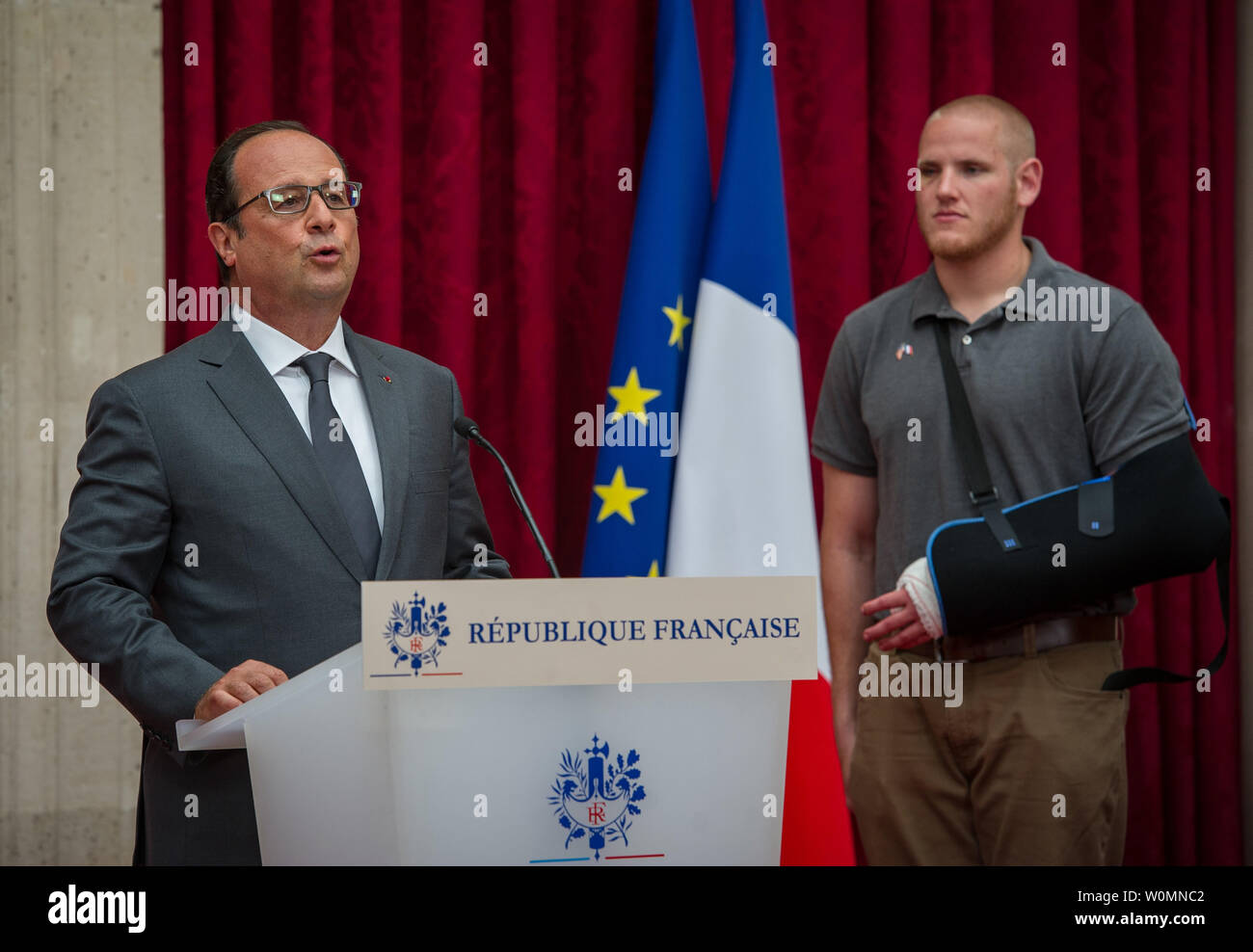 1ère classe pilote américain Spencer Stone regarde le président français François Hollande parle d'une foule de dignitaires lors d'une légion d'honneur cérémonie à son domicile à Paris le 24 août 2015, à la suite d'une attaque terroriste manquée sur un train français. Pierre était en vacances avec ses amis d'enfance, Aleksander Skarlatos et Anthony Sadler, lorsqu'un homme armé a saisi son train transportant un fusil d'assaut, un revolver et un couteau polyvalent. Les trois amis, avec l'aide d'un passager britannique, lumières le tireur après son fusil coincé. Les quatre hommes étaient au courant de la Légion d'honneur pour leur bravoure. U.S. Air Force Pho Banque D'Images