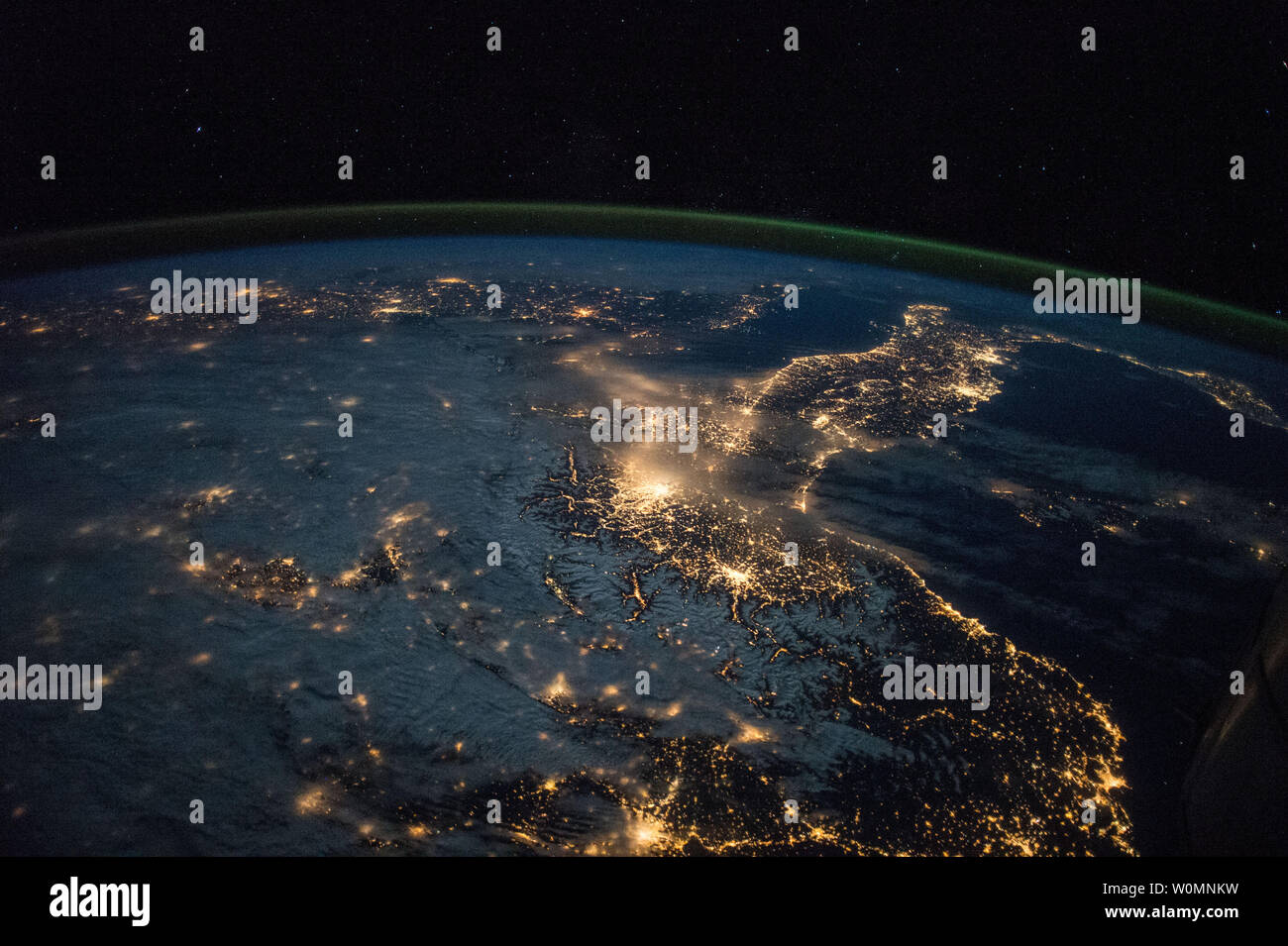 L'observation de la terre prise le 28 mars 2015 au cours d'une nuit, col de l'Espagne et l'Italie par l'équipage de l'expédition 43 à bord de la Station spatiale internationale. NASA/UPI Banque D'Images