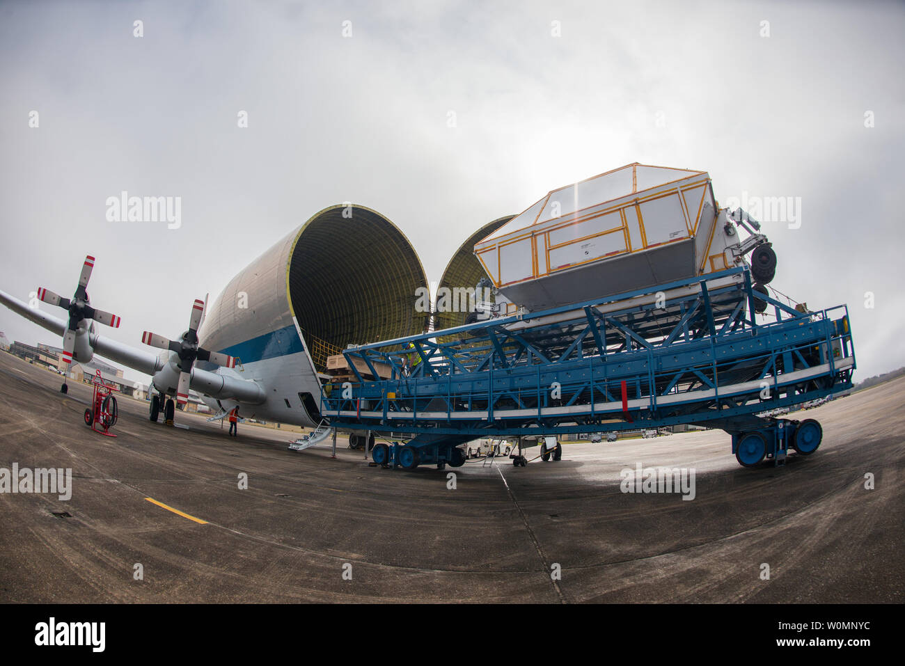 L'Orion Multi-Purpose Crew Vehicle (Orion MPCV) EM-1 quitte l'installation d'assemblage Michoud à La Nouvelle-Orléans, Louisiane le 1 février 2016 pour le Kennedy Space Center en Floride à bord de la NASA Super Guppy cargo). Photo de la NASA par Eric Bordelon/UPI Banque D'Images