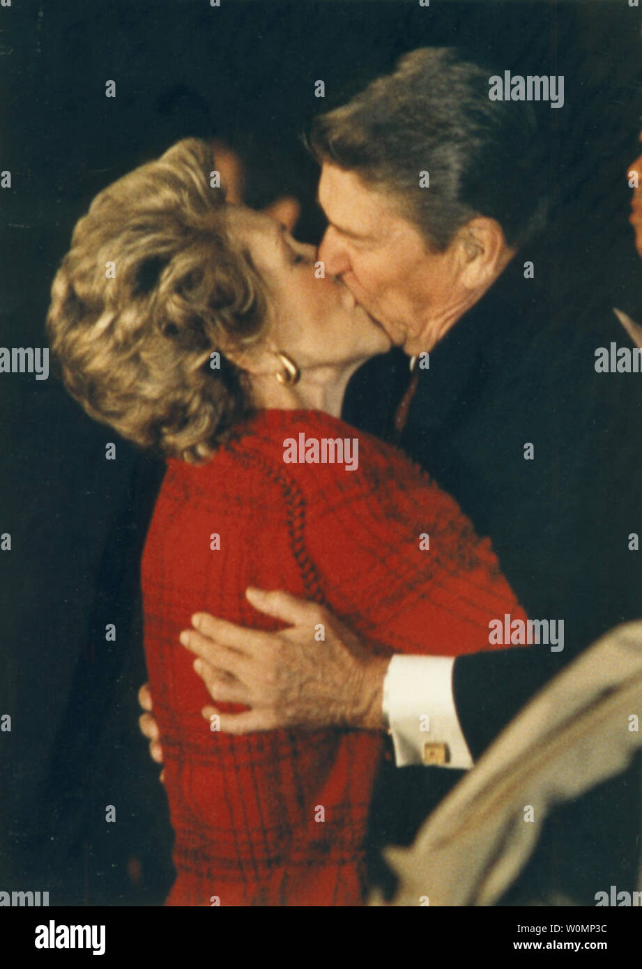 Dans ce fichier d'UPI photo, Première Dame Nancy Reagan baisers le président Ronald Reagan à son arrivée à Andrews Air Force Base après le sommet de l'Islande en 1986. L'ancienne Première dame Nancy Reagan est mort à son domicile de Los Angeles à 94 le 6 mars 2016. Photo par Ron Bennett/UPI Banque D'Images