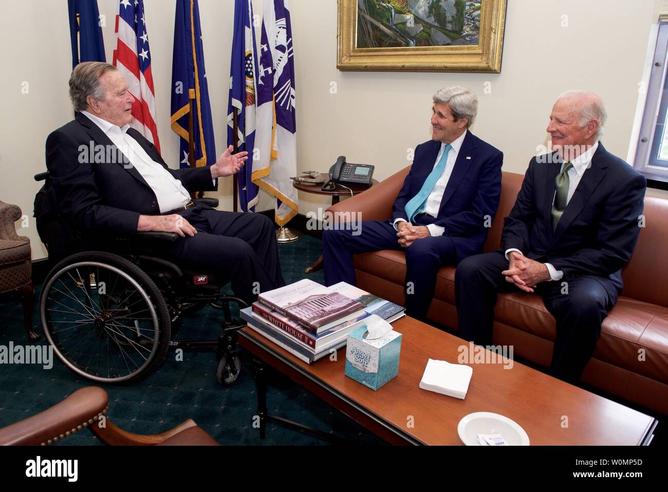 L'ancien président George H. W. Bush s'entretient avec le secrétaire d'Etat John Kerry et l'ancien secrétaire d'État James A. Baker III dans le cabinet privé de Baker à l'Institut Baker contacteront si le riz à Houston, au Texas, le 26 avril 2016. Kerry secrétaire était en ville pour livrer un discours à l'homonyme du secrétaire Baker institution au sujet de la religion et de la politique étrangère. Photo par département d'État américain/UPI Banque D'Images