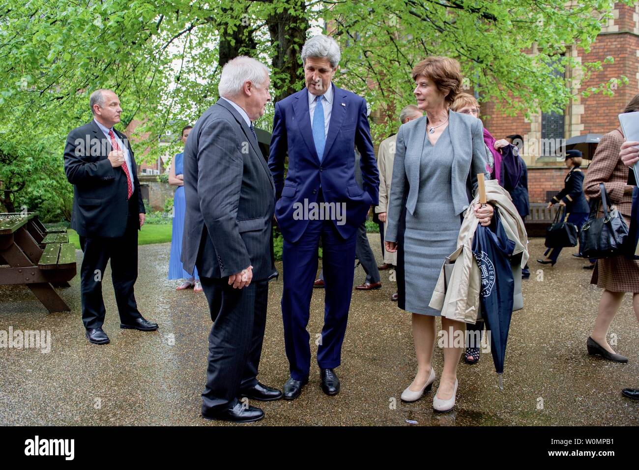 La secrétaire d'Etat John Kerry s'entretient avec le Chancelier de l'Université d'Oxford, Chris Patten et vice-chancelier Louise Richardson à l'extérieur de l'hémicycle à l'Oxford Union européenne à Oxford, Royaume-Uni, le 11 mai 2016, après que le Secrétaire a prononcé une allocution à l'adhésion à l'Union européenne. Photo par département d'État américain/UPI Banque D'Images