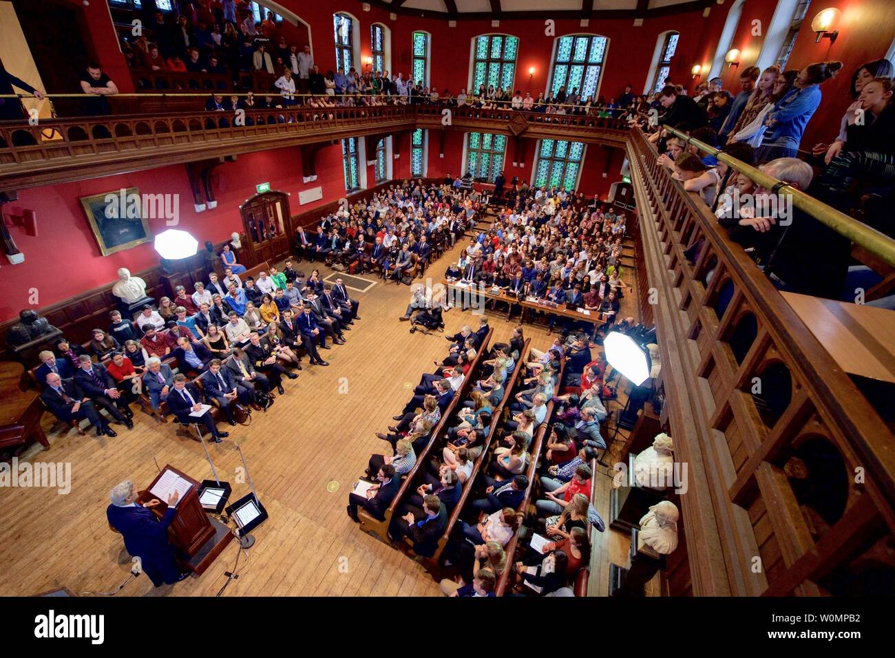 La secrétaire d'Etat John Kerry se tient dans l'hémicycle à l'Oxford Union européenne à Oxford, Royaume-Uni, le 11 mai 2016, alors qu'il fournit une adresse à l'adhésion à l'Union européenne. Photo par département d'État américain/UPI Banque D'Images