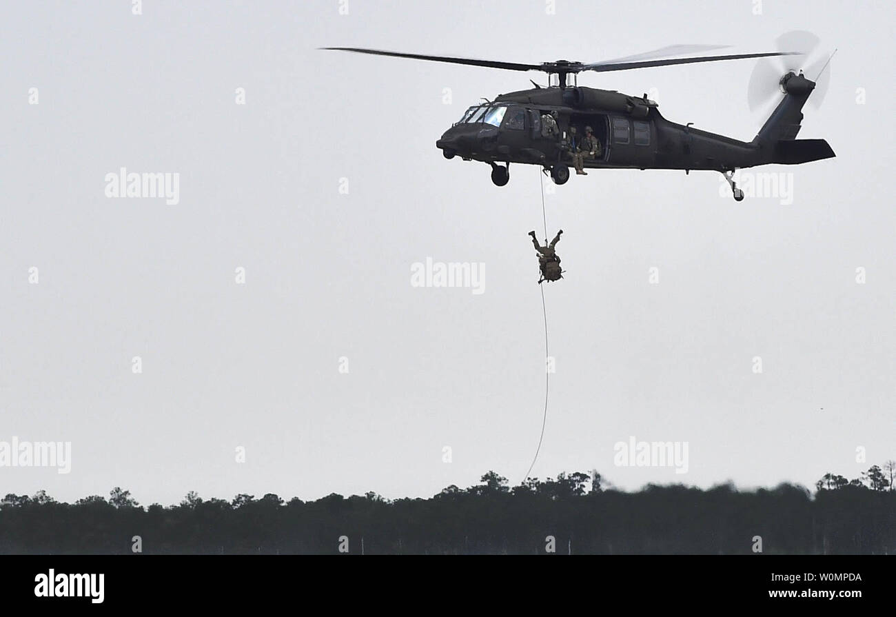 À partir d'une corde rapide soldats UH-60 Black Hawk lors d'Emerald Warrior 16 le 3 mai 2016, à Hurlburt Field, Floride Emerald Warrior 16 est une opération spéciale parrainé commande la répétition de mission de l'exercice dans lequel les forces d'opérations spéciales interarmées train pour répondre aux nouvelles menaces dans le monde réel et. Photo/Senior Airman Logan Carlson/U.S. Air Force/UPI Banque D'Images