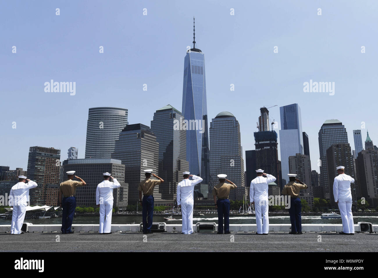 Marins et soldats à bord du navire d'assaut amphibie USS Bataan (LHD-5) salute One World Trade Center en tant que le navire tire dans pour 2016 Fleet Week New York le 25 mai 2016. L'événement, qui en est à sa 28e année, est le lieu de célébration traditionnelle de la mer services. C'est une occasion unique pour les citoyens de New York et la région des trois états pour répondre marins, marines et gardes côte, ainsi que de constater par moi-même les dernières capacités des services maritimes d'aujourd'hui. La semaine de célébration a eu lieu presque chaque année depuis 1984. Photo par la communication de masse Spécialiste 1 Banque D'Images