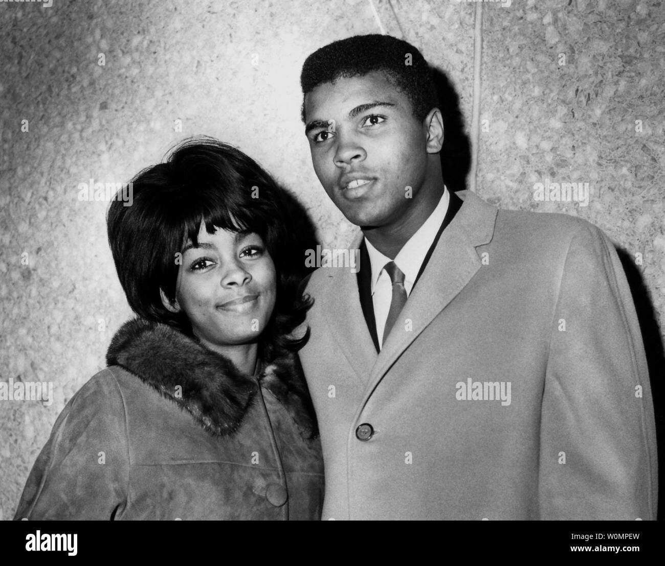 Grand boxe Muhammad Ali est mort à l'âge de 74 ans à Phoenix, Arizona le samedi, Juin 4, 2016. Il était Cassius Clay en 1964 et est avec sa femme Sonji dans ce 27 novembre, 1964 photo d'arriver à Chicago, Illinois après sa libération de l'hôpital de Boston où le champ a subi une intervention chirurgicale. UPI Banque D'Images