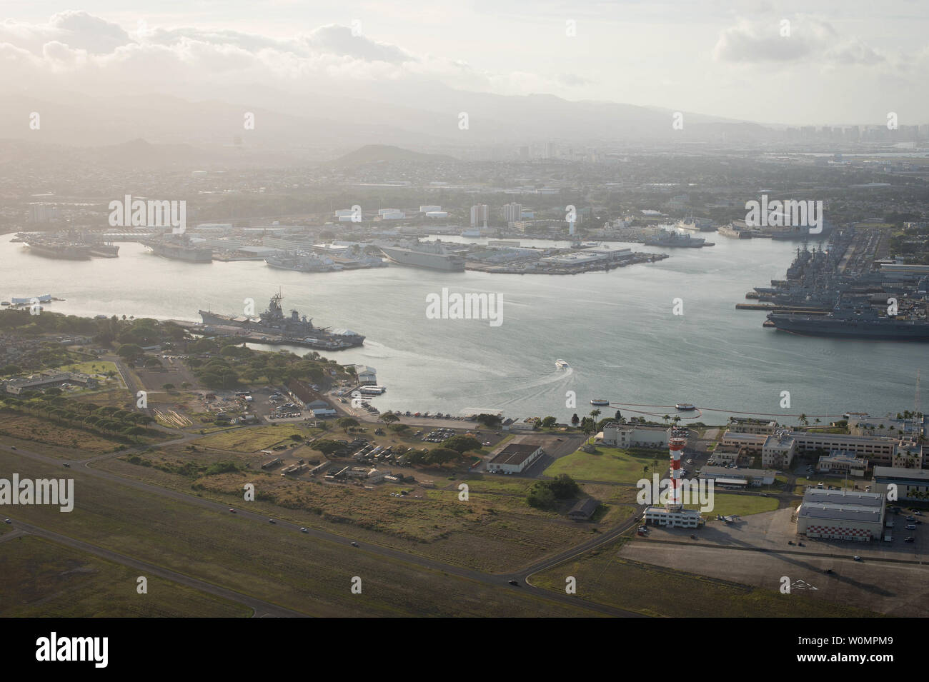 Vue aérienne de Pearl Joint Base Harbor-Hickam à Honolulu, Hawaï, prise le 1 juillet 2016. Photo par Ace Rhéaume/U.S. Navy/UPI Banque D'Images