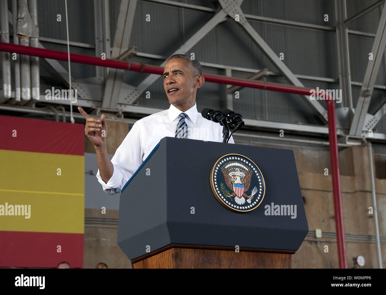 Le président Barack Obama parle aux États-Unis et service espagnol avec les membres de leur famille au cours de sa visite à la base navale de Rota. Au cours de la visite du président à la station navale de Rota, Espagne le 10 juillet 2016, il a rencontré des dirigeants de base, a visité l'USS Ross et parlait pour servir ses membres et leurs familles lors d'une tous les appels mains libres. Rota Naval Station active et prend en charge les opérations des États-Unis et les forces alliées et fournit des services de qualité à l'appui de la flotte, fighter, et de la famille pour le commandant, Commandement de la Marine dans la région des installations de la Marine l'Europe, l'Afrique, l'Asie du Sud-Ouest. Photo de Brian Dietrick/U.S. Nav Banque D'Images