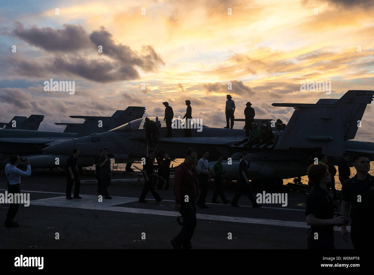 Les marins sont sur un F/A-18F Super Hornet à bord du USS Ronald Reagan (CVN 76) pour obtenir une meilleure vue de l'artifice au cours de la célébration de la Journée de l'indépendance du navire le 4 juillet 2016, en mer de Chine du Sud. Ronald Reagan, le groupe aéronaval du cinq (5) CSG, phare est en patrouille dans la 7e Flotte des États-Unis à l'appui de la zone de responsabilité de la sécurité et de la stabilité dans la région du Pacifique-Indo-Asia. Photo de James Mullen/U.S. Navy/UPI Banque D'Images