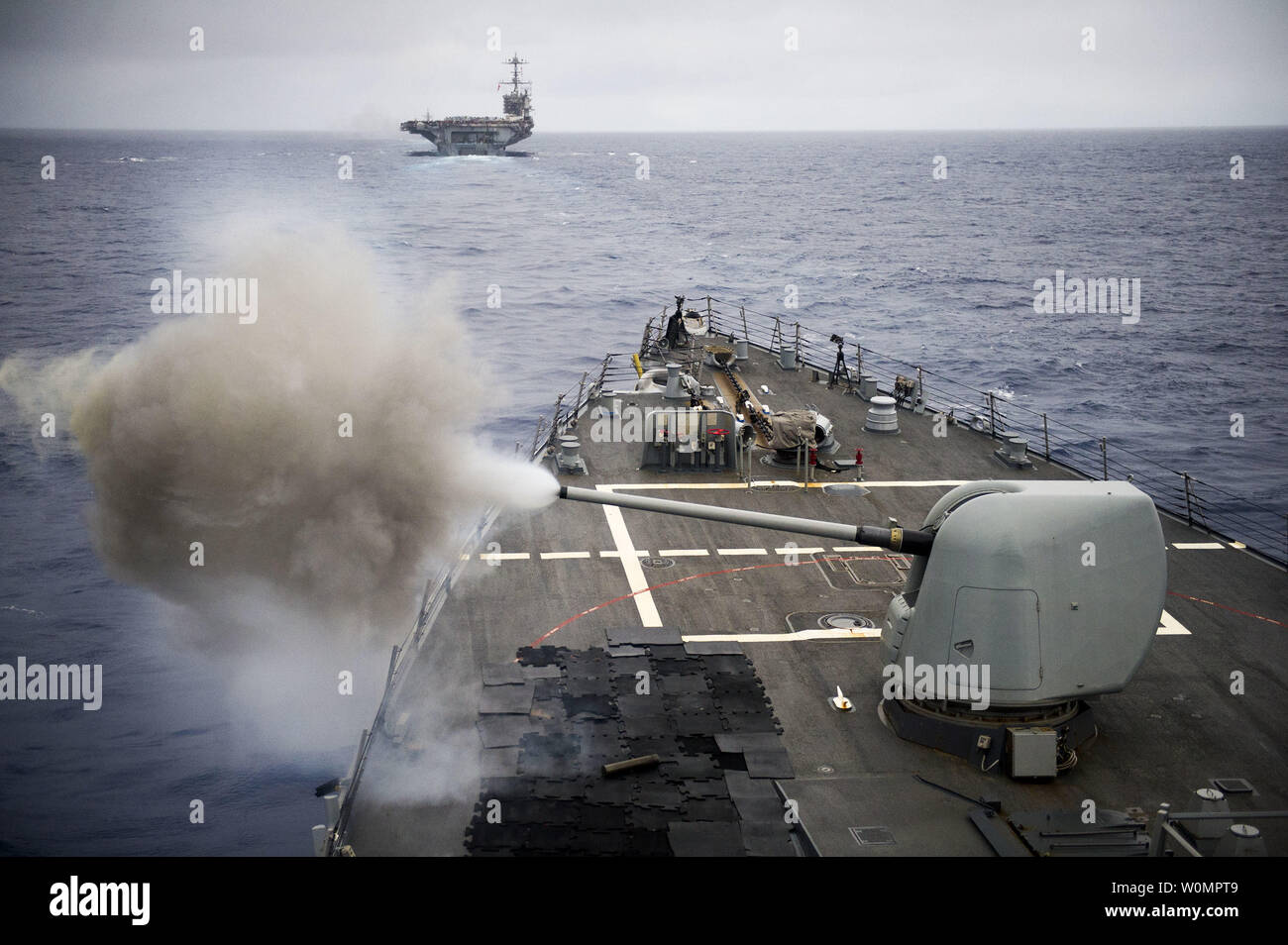 Lance-missiles le destroyer USS Gonzalez (DDG 66) incendies sa marque 455 pouces canon léger pendant un exercice de tir de tir réel, le 4 juillet 2016, dans l'océan Atlantique. Gonzalez, partie de la Harry S. Truman Strike Group est actuellement sur un 8 mois de déploiement d'appuyer les opérations de sécurité maritime et les efforts de coopération en matière de sécurité dans le théâtre. Photo par Pasquale Sena/U.S. Navy/UPI Banque D'Images