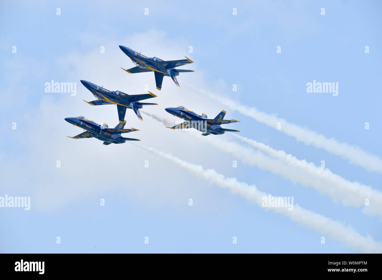 L'escadron de démonstration en vol de l'US Navy, le Blue Angels, Diamond pilotes accomplissent la Double manœuvre Farvel durant une pratique de l'aéronautique de Sioux Falls, l'alimentation sur la Prairie, à Sioux Falls, S.D., le 22 juillet 2016. Les Anges bleus sont prévus pour effectuer des démonstrations 58 dans 30 endroits à travers les États-Unis en 2016, qui est l'année du 70e anniversaire de l'équipe. Photo par Andrea Perez/U.S. Navy/UPI Banque D'Images
