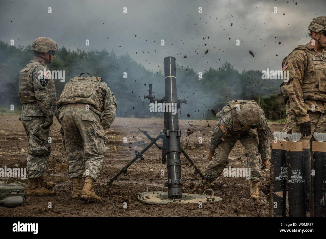 Les hommes de l'armée américaine-mortier avec le Siège Company, 2e Bataillon, 27e Régiment d'infanterie fire le bataillon M120 Système de mortier à Albano Domaine de formation, le Japon, le 13 septembre 2016, dans le cadre d'Orient Shield en 2016. Bouclier d'Orient est un bi-annuel d'entraînement latéral s'est tenue au Japon. Photo par Patrick Kirby/U.S. Army/UPI Banque D'Images