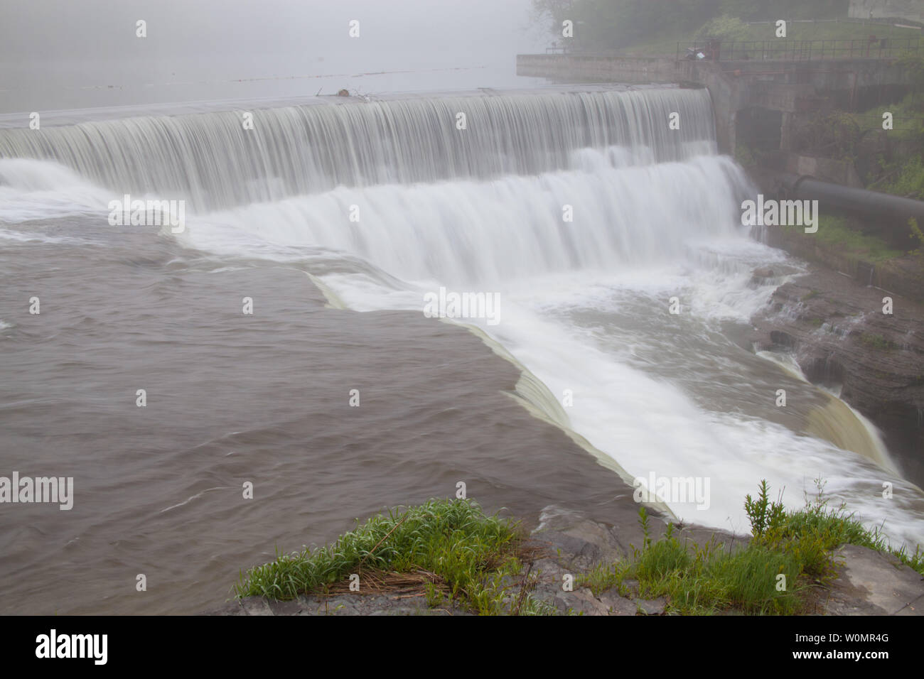 Le Cornell Beebe Lake est freinée par barrage. Le débit d'eau et de l'hypnotise le spectateur. # Photo # photography # photographie # photoart # summer# cornel Banque D'Images