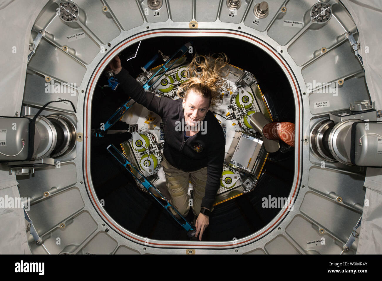 L'astronaute de la NASA Kate Rubins a inspecté les Bigelow Aerospace Activité extensible Module (CROISEMENT) attaché à la Station spatiale internationale le 5 septembre 2016. Les habitats extensibles sont conçus pour prendre moins de place sur un vaisseau spatial tout en apportant plus de volume pour vivre et travailler dans l'espace une fois élargi. Il a été le premier faisceau de contrôle depuis l'inspection initiale de la station, après avoir été déployée de la mutation peut 28. NASA/UPI Banque D'Images