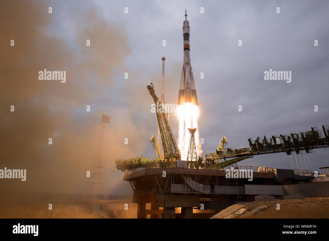 La fusée Soyouz MS-02 est lancé avec Expedition 49 commandant de Soyouz Sergey Ryzhikov de Roscosmos, ingénieur de vol de la NASA, Shane Kimbrough et ingénieur de vol Andrey Borisenko de Roscosmos, le mercredi, Octobre 19, 2016, au cosmodrome de Baïkonour au Kazakhstan. Ryzhikov, Kimbrough, et Borisenko passera les quatre mois qui vivent et travaillent à bord de la Station spatiale internationale. Photo de la NASA par Joel Kowsky/UPI Banque D'Images