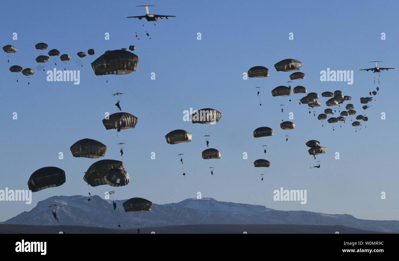 3e Bataillon de parachutistes, 509e Parachute Infantry Regiment d'infanterie, 4e Brigade Combat Team (Airborne), 25e Division d'infanterie, aller sur la zone de largage de Donnelly C-17 Globemaster au cours d'un exercice commun de l'entrée forcée à Fort Greely, en Alaska, le 12 octobre 2016. L'opération a fait partie de l'exercice Spartan Cerberus, une opération conjointe axée sur 4/25 Les opérations aéroportées. Photo par Donald Williams/U.S. Army/UPI Banque D'Images