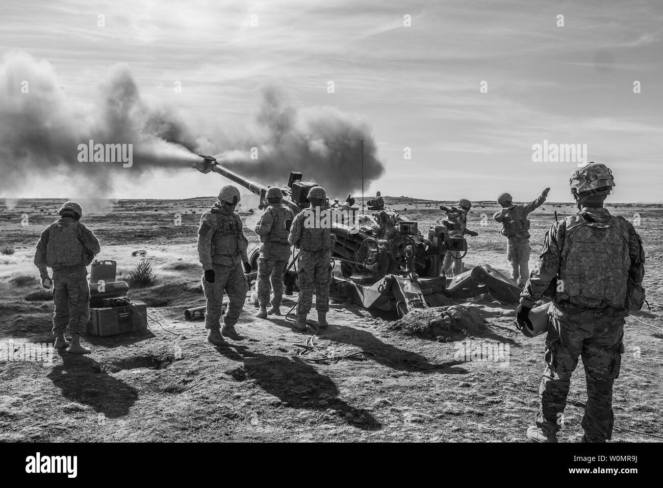 Les soldats de l'Armée américaine affecté à 1er Bataillon, 37e Régiment d'artillerie, 2e Division d'infanterie, artillerie, 7 Division d'infanterie incendie un M777 Howitzer de 155 mm remorqués de l'Orchard Centre d'instruction au combat, New York, le 12 octobre 2016. Les soldats font partie d'un groupe de travail de plus de 1 000 soldats participant à l'ID 7ème Raptor Fury, un important exercice de formation pour valider la 16e Brigade d'aviation de combat a pour mission de préparation. Photo de Brian Harris/U.S. Army/UPI Banque D'Images
