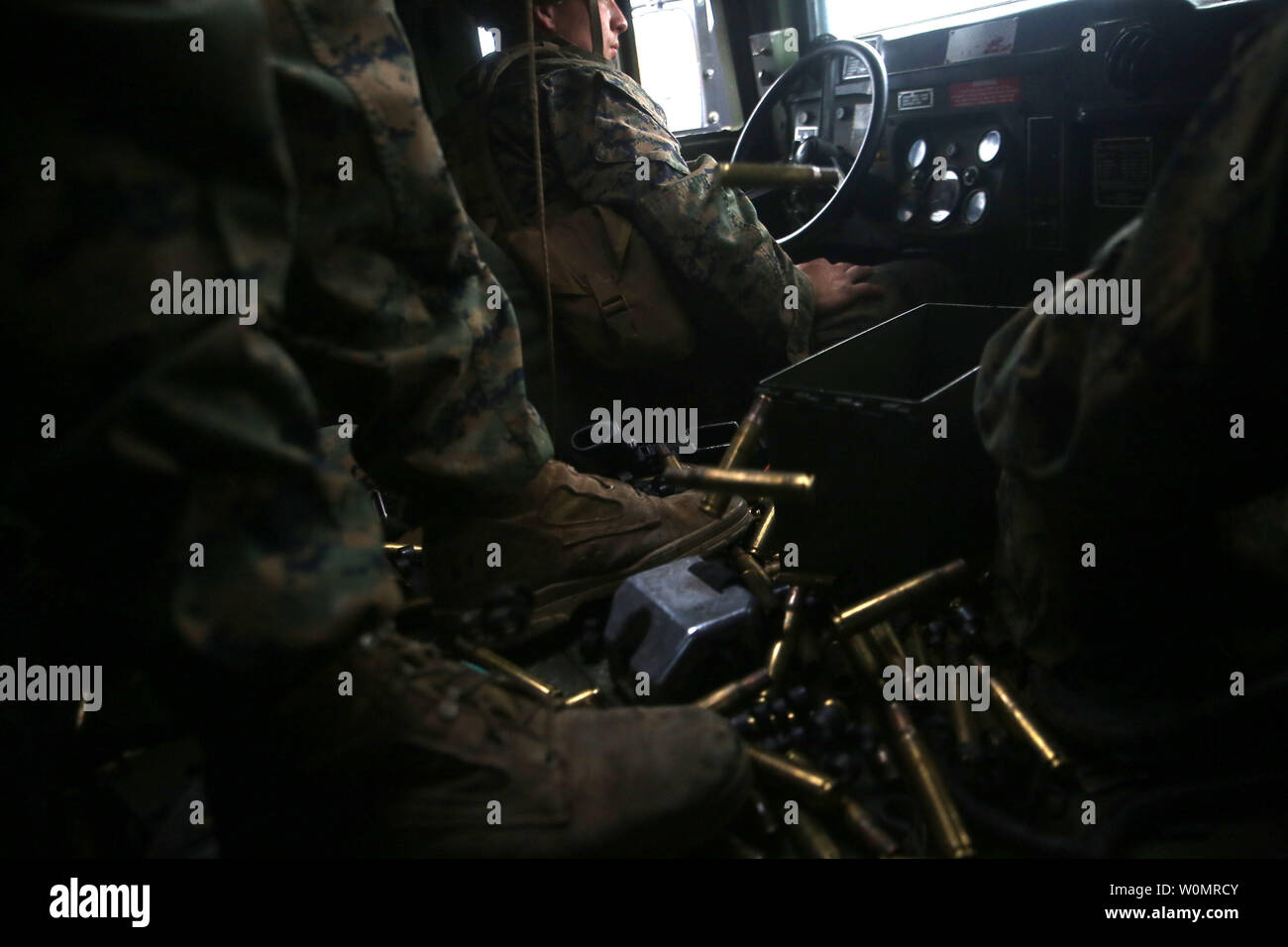 Coquilles de la mitrailleuse .50 Cal. drop dans un véhicule à roues multi-usage de la mobilité lors d'un exercice d'entraînement à Camp Lejeune en Caroline du Nord, le 29 novembre 2016. Marines avec des armes Company, 2e Bataillon, 2e Régiment de Marines a exécuté une gamme de tir réel à l'aide d'HMMWVs pour simuler le souffle sur un objectif. Photo par le Cpl. Sean J. Berry/U.S. Marine Corps/UPI Banque D'Images