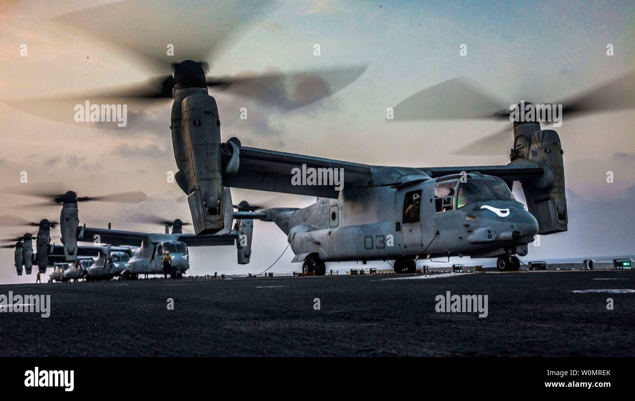 U.S. Marine MV-22 Ospreys, affecté à la crête de l'escadron 163 à rotors basculants moyen maritime (renforcée), se préparent à décoller de l'envol de l'assaut amphibie USS Makin Island (DG 8) à l'appui d'un hélicoptère, ce raid d'origine au cours de l'effort de la dague d'Alligator le 21 décembre 2016. L'exercice unilatéral est l'occasion pour la Makin Island Groupe amphibie et 11e Marine Expeditionary Unit pour former dans les opérations amphibies au sein de la 5e flotte américaine zone d'opérations. La 11e MEU soutient actuellement des États-unis 5e FleetÕs mission Promouvoir et maintenir la stabilité et Banque D'Images