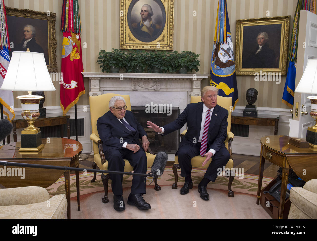 Le président Donald Trump répond à l'ancien secrétaire d'État Henry Kissinger dans le bureau ovale à la Maison Blanche. Photo par Molly Riley/UPI Banque D'Images