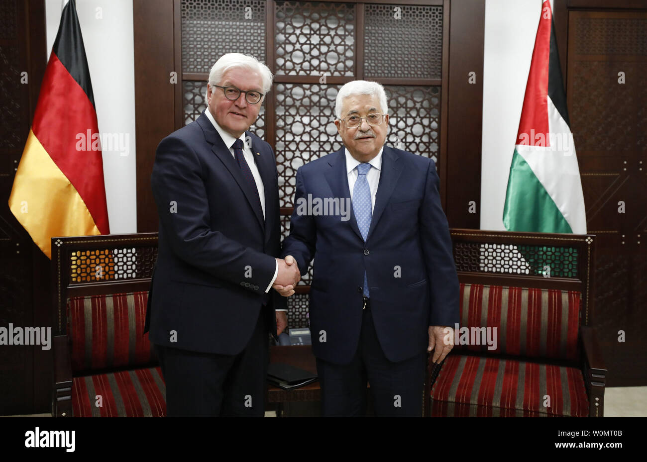 Le président palestinien Mahmoud Abbas (R) rencontre le président allemand Frank-Walter Steinmeier dans la ville de Ramallah, en Cisjordanie, le 9 mai 2017. Photo par Mohamad Torokman/UPI Banque D'Images