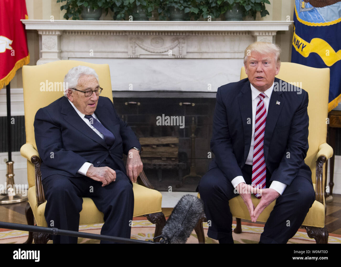 Le président Donald Trump répond à l'ancien secrétaire d'État Henry Kissinger dans le bureau ovale à la Maison Blanche. Photo par Molly Riley/UPI Banque D'Images