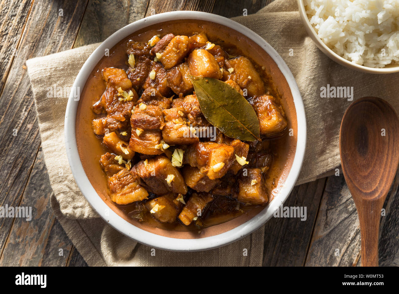 Porc Adobo philippin fait maison avec du riz blanc Banque D'Images