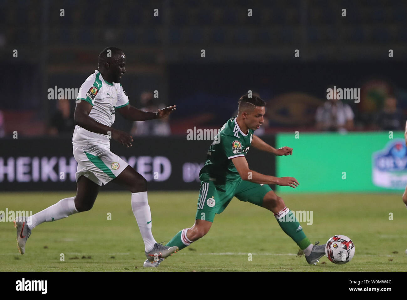 Le Caire, Égypte. 27 Juin, 2019. Le Sénégal Cheikhou Kouyate (L) L'Algérie Youcef Atal bataille pour la balle durant la coupe d'Afrique des Nations 2019 groupe C match de football entre le Sénégal et l'Algérie au 30 juin Stade. Credit : Gehad Hamdy/dpa/Alamy Live News Banque D'Images