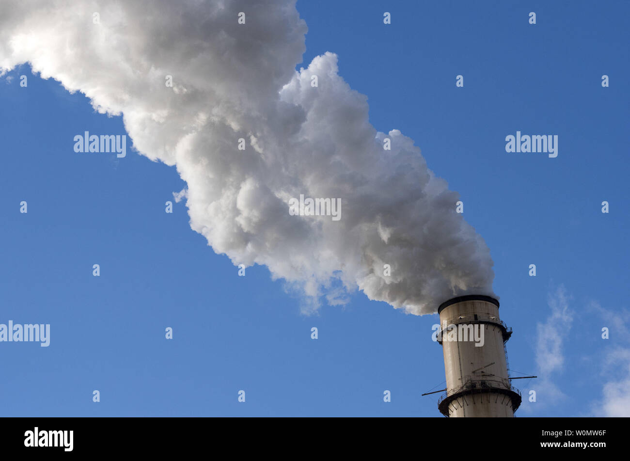 La vapeur s'élève à une cheminée à la Big Bend Power Station centrale électrique au charbon à Apollo Beach, Floride le 7 janvier 2017. Photo par Kevin Dietsch/UPI Banque D'Images