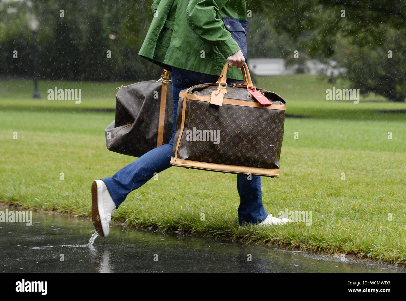 Une aide de la Maison blanche porte sacs Louis Vuitton, avant le Président  Donald Trump et la première dame Melania Trump départ de la Maison Blanche  le 2 septembre 2017 à Washington,