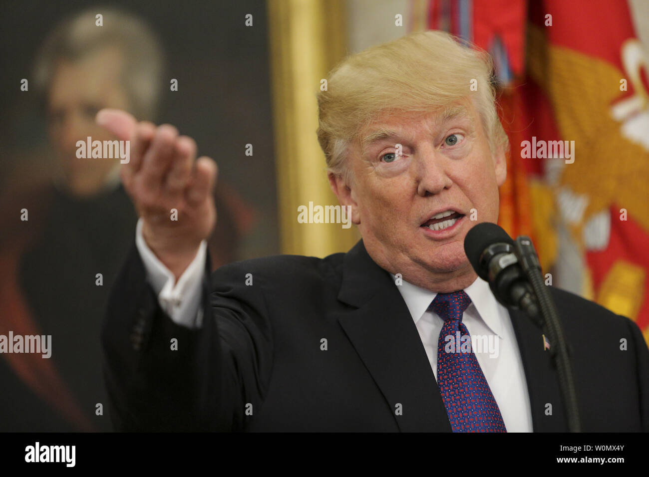 Le président Donald Trump parle lors d'un événement en l'honneur du code natif Américain d'étagère dans le bureau ovale de la Maison Blanche à Washington, DC Le 27 novembre 2017. Le Code Talkers utilisé leur langue maternelle pour protéger communication sur le champ de bataille pour les soldats américains dans la seconde guerre mondiale. Photo par Oliver Contreras/UPI Banque D'Images