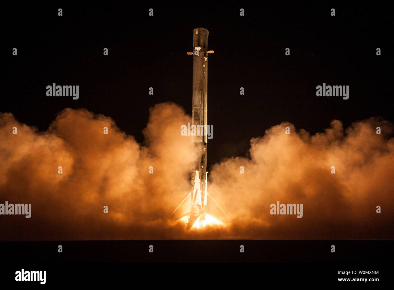 Une fusée SpaceX Falcon 9 portant un secret du gouvernement américain de la lance à partir de l'espace complexe de lancement 40 (SLC-40) à la base aérienne de Cap Canaveral, en Floride, le 7 janvier 2018. Les rapports indiquent que la charge utile classés, nom de code Zuma, a échoué d'une manière conduisant à la perte est. Photo par SpaceX /UPI Banque D'Images