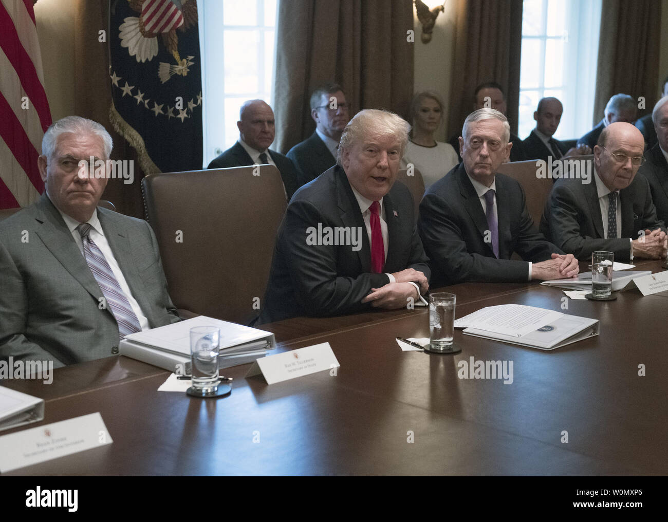 Le Président des Etats-Unis, Donald J. Trump ouvre les commentaires comme il est titulaire d'une réunion du Cabinet dans la salle du Cabinet de la Maison Blanche à Washington, DC le mercredi 10 janvier 2018. Sur la photo de gauche à droite : le secrétaire d'Etat américain Rex Tillerson ; Président ; Trump le secrétaire américain de la Défense Jim Mattis, et secrétaire au Commerce Wilbur Ross. Photo par Ron Sachs/UPI Banque D'Images