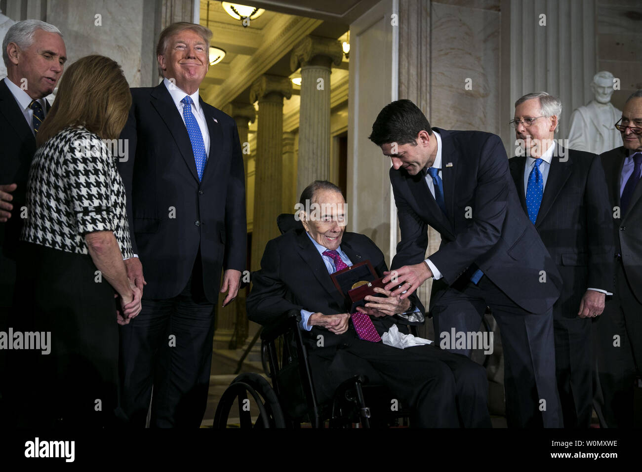 L'ancien sénateur Bob Dole est présenté avec la médaille d'or du congrès, par le président de la Chambre des représentants, Paul Ryan, un Républicain du Wisconsin, au Capitole, à Washington, D.C., États-Unis, le mercredi, Janvier 17, 2018. De gauche à droite : le Vice-président Mike Pence, Mme Lynn Jenkins, républicain de l'Iowa, le président américain Donald Trump, Dole, Ryan, Chef de la majorité au Sénat Mitch McConnell, républicain de l'Illinois, et le leader de l'opposition au Sénat Chuck Schumer, un démocrate de New York. Photo par Al Drago/UPI Banque D'Images