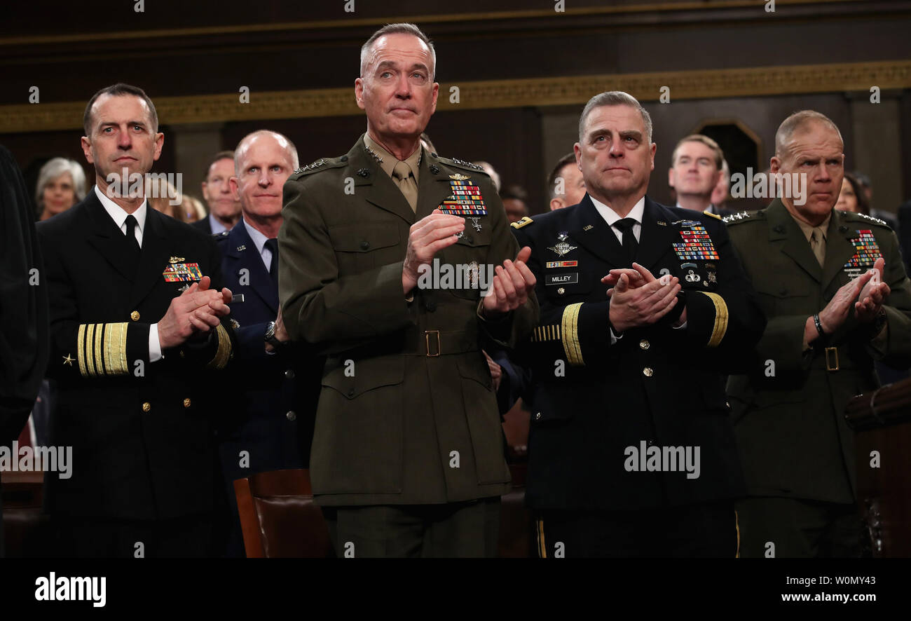 Chief of Naval Operations Adm. John Richardson (L-R), Président de l'état-major des armées le général Joseph Dunford, Chef du personnel de l'Armée Le Général Mark Milley, et Commandant de la Marine Corps le général Robert Neller écouter l'état de l'Union dans la chambre de la Chambre des représentants des États-Unis le 30 janvier 2018 à Washington, DC. C'est le premier État de l'Union proposée par le président américain Donald Trump et sa deuxième session conjointe du Congrès à l'adresse. Photo par Win McNamee/UPI Banque D'Images