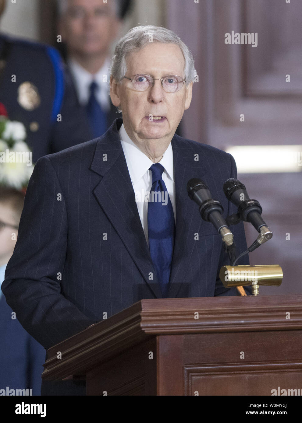 United States Chef de la majorité au Sénat Mitch McConnell (républicain du Kentucky) fait de remarques au cours de la cérémonie d'arrivée avant le couché en l'honneur du révérend Billy Graham dans la rotonde de l'United States Capitol à Washington, DC Le 28 février 2018. Photo par Ron Sachs/UPI Banque D'Images