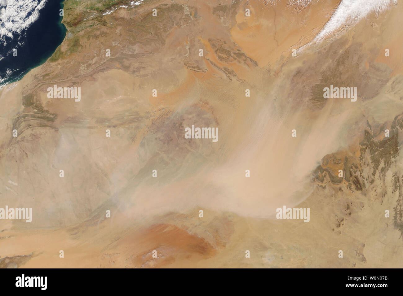À la fin de mars 2018, l'Afrique du Nord ont subi un tourbillon de sable, avec de profondes répercussions. La poussière du Sahara vers le nord, vers l'Europe la semaine dernière, les pistes de ski de revêtement et les villes méditerranéennes en particules d'orange. S'il y a souvent une certaine quantité de poussière d'être soufflé autour de l'Afrique du Nord, l'activité récente a comparu pour prendre (telle que vue par satellite) le 21 mars 2018, lorsque le spectromètre imageur à résolution moyenne (MODIS) sur le satellite Terra de la NASA a acquis cette image. Même selon les normes de l'intérieur du désert de l'Afrique, les tempêtes de la fin de mars ont été intenses. Les écoles et les aéroports Banque D'Images