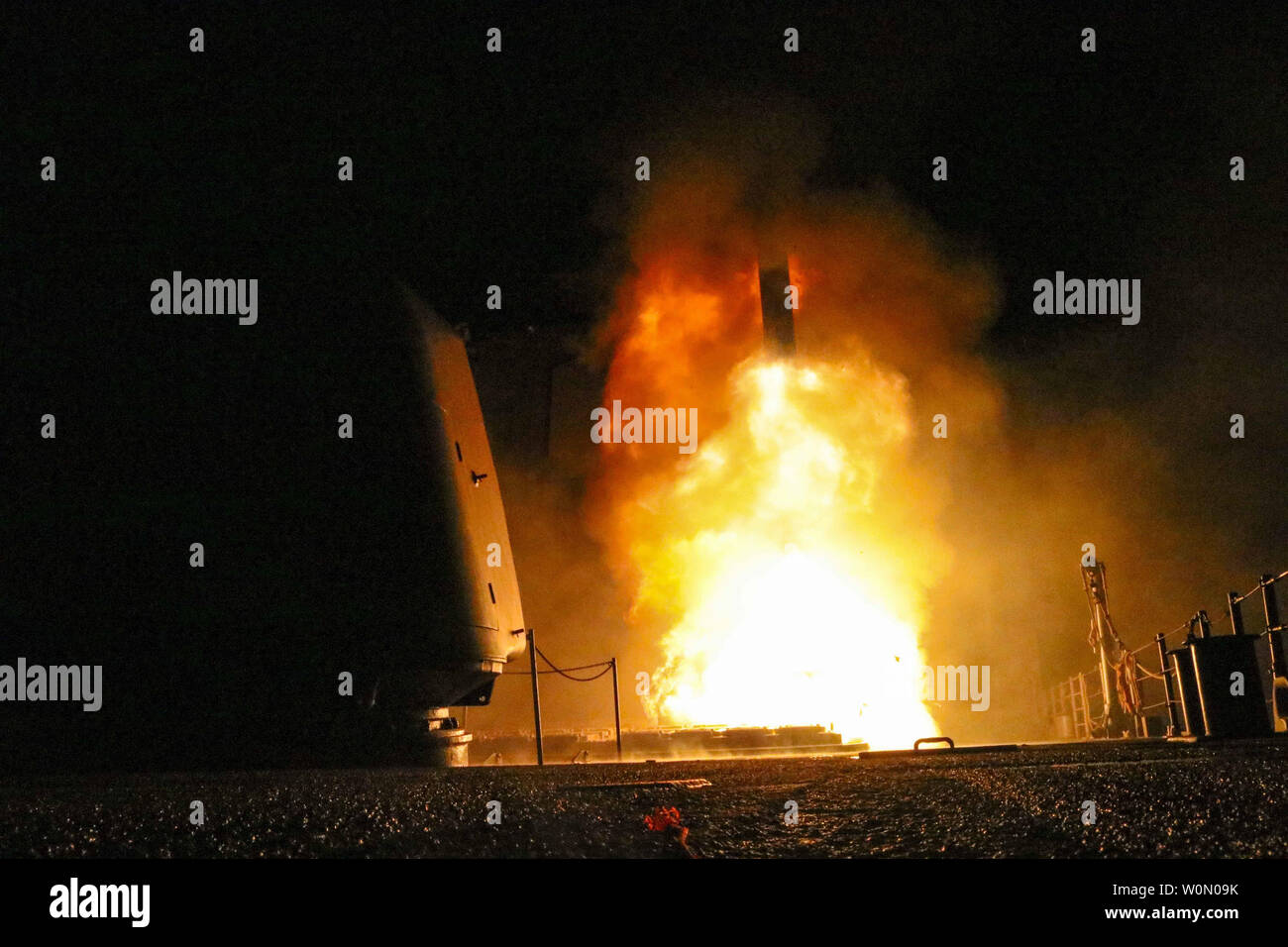Le croiseur lance-missiles USS Monterey (CG 61) tire un missile Tomahawk Land attack le 14 avril 2018, à des cibles liées aux armes chimiques en Syrie. Les États-Unis, la Grande-Bretagne, et la France a procédé à une vague de grèves punitives contre Bachar al-Assad's régime syrien le samedi à la suite d'allégations d'attaques aux armes chimiques. Photo par LTJG Matthew Daniels/U.S. Navy/UPI Banque D'Images