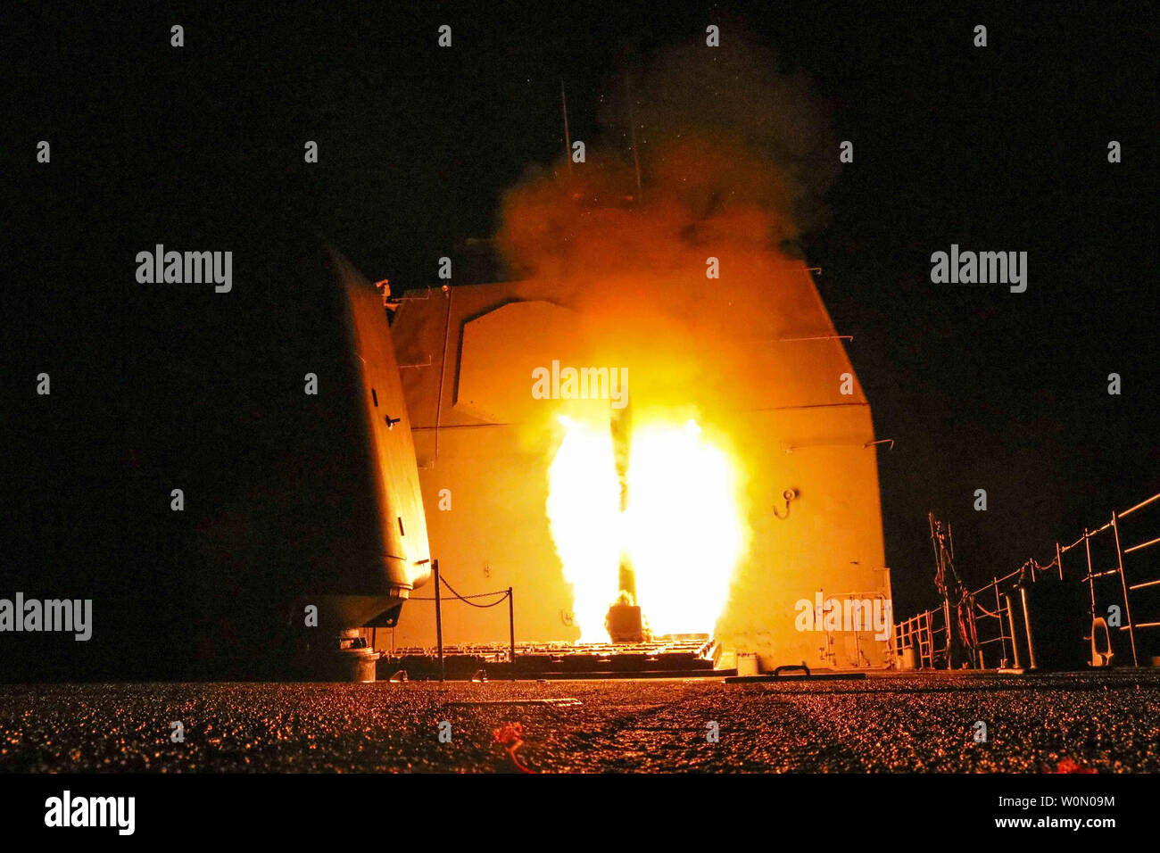 Le croiseur lance-missiles USS Monterey (CG 61) tire un missile Tomahawk Land attack le 14 avril 2018, à des cibles liées aux armes chimiques en Syrie. Les États-Unis, la Grande-Bretagne, et la France a procédé à une vague de grèves punitives contre Bachar al-Assad's régime syrien le samedi à la suite d'allégations d'attaques aux armes chimiques. Photo par LTJG Matthew Daniels/U.S. Navy/UPI Banque D'Images