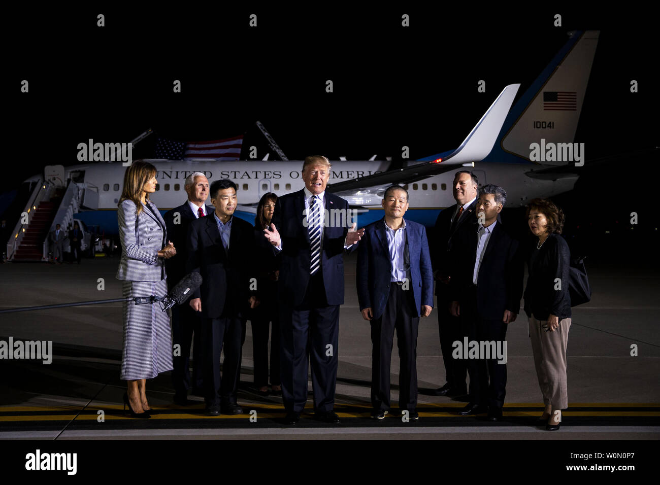 Le président Donald Trump marche sur le tarmac avec les trois citoyens américains Kim Kim, Hak-Song Dong-Chul, et Kim Sang-Duk, qui étaient détenus en Corée du Nord, à Joint Base Andrews dans le Maryland le 10 mai 2018. Photo par Al Drago/UPI Banque D'Images