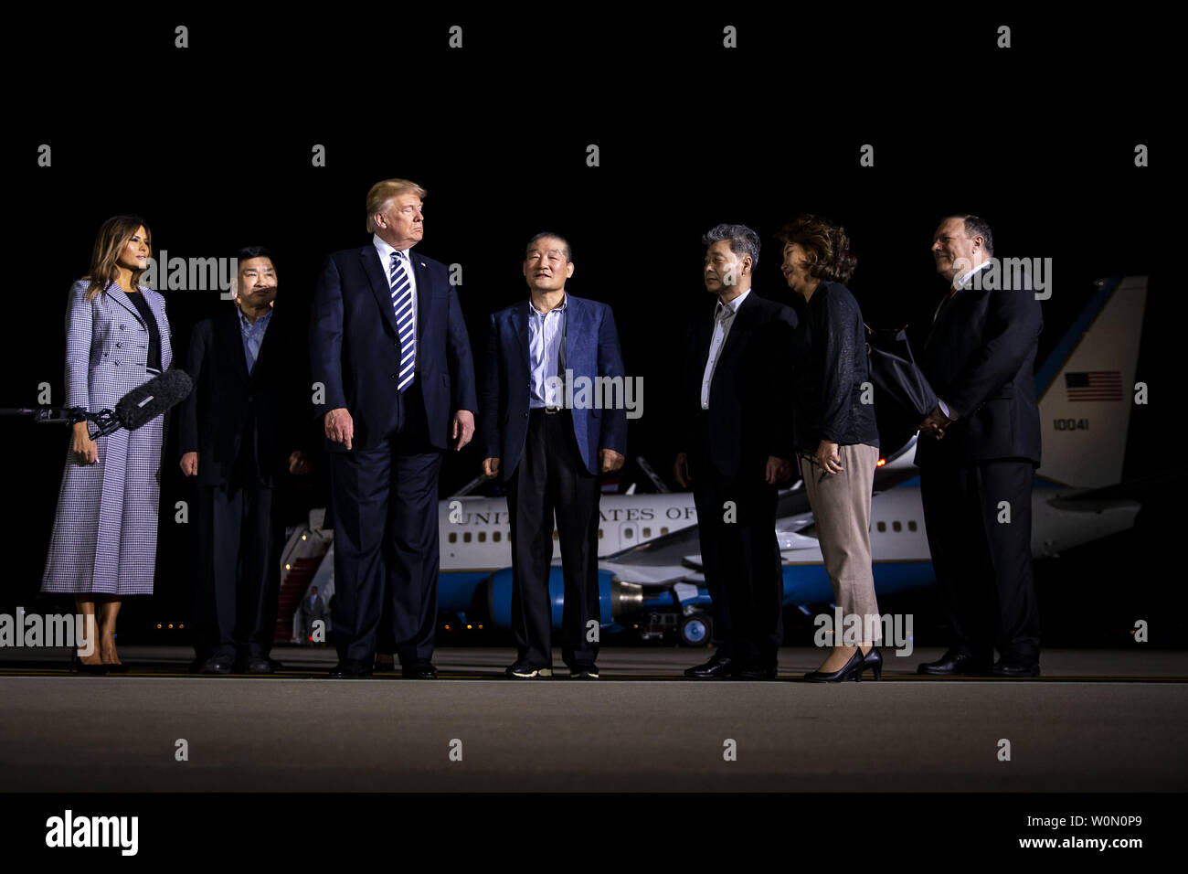 Le président Donald Trump marche sur le tarmac avec les trois citoyens américains Kim Kim, Hak-Song Dong-Chul, et Kim Sang-Duk, qui étaient détenus en Corée du Nord, à Joint Base Andrews dans le Maryland le 10 mai 2018. Photo par Al Drago/UPI Banque D'Images