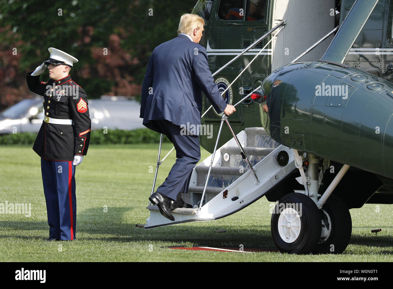 Le président américain, Donald Trump promenades sur pelouse Sud de la Maison Blanche le 14 mai 2018 à Washington, DC avant son départ de Walter Reed dans le Maryland. Photo par Yuri Gripas/UPI Banque D'Images