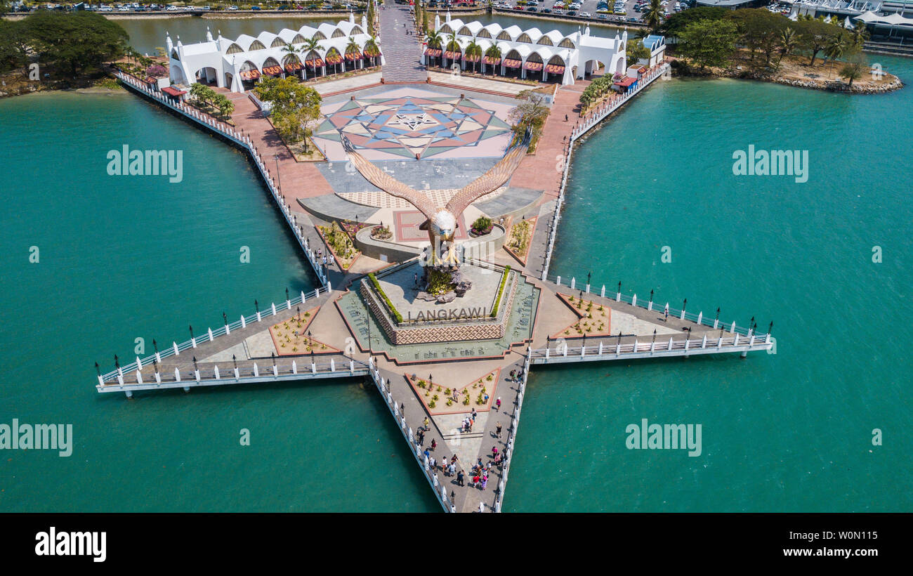 Eagle Square à Langkawi. Vue aérienne de Eagle Square à Langkawi, Kuah près du port. Cette statue géante est le symbole de l'île de Langkawi, Malaisie Banque D'Images