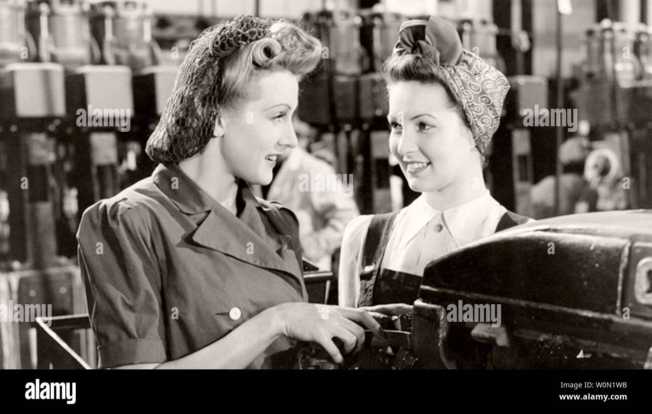 Des millions LIKE US 1943 Gainsbrough Photos film avec Anne Crawford à gauche et Patricia Roc dans une usine d'avion Banque D'Images