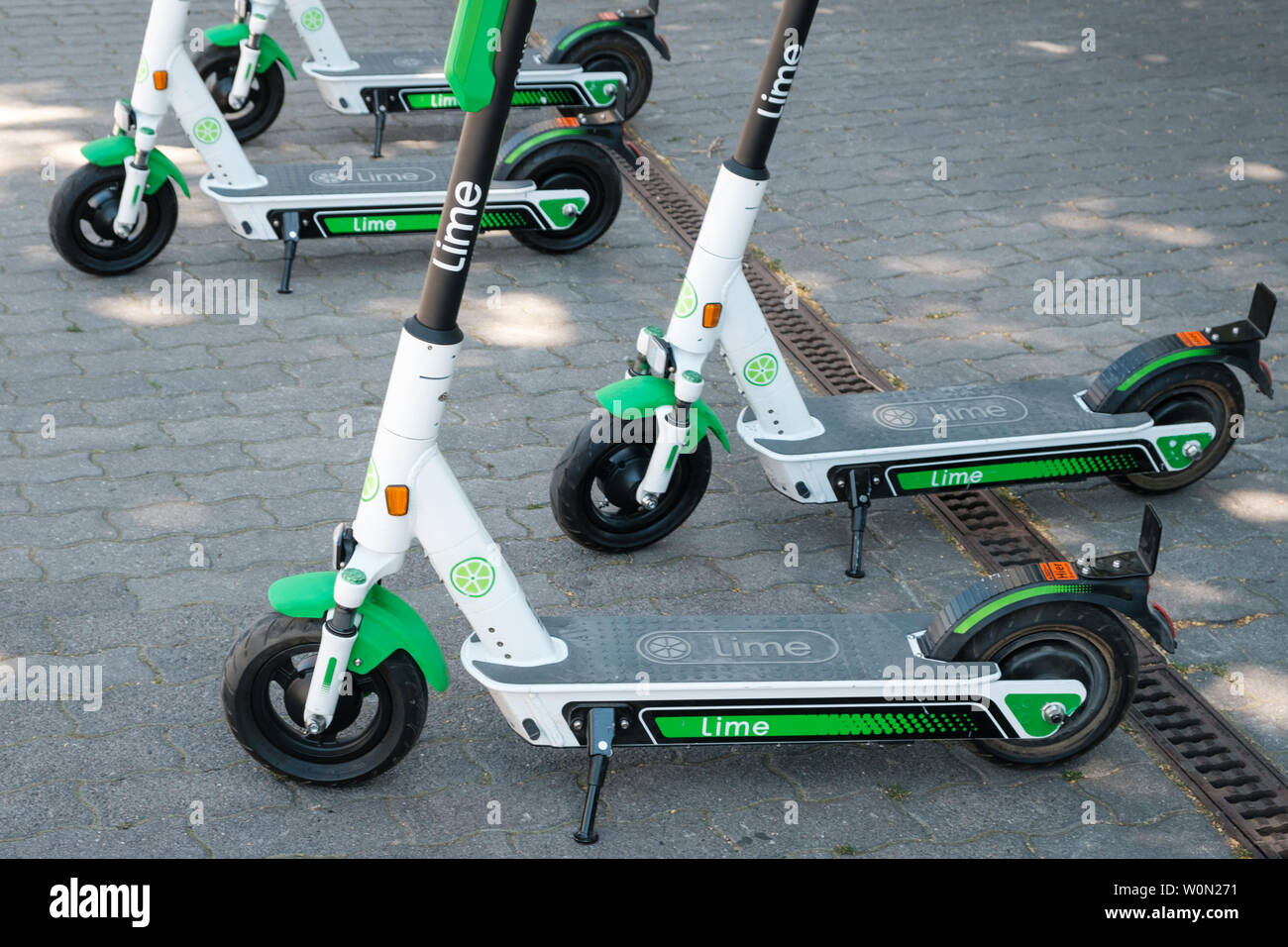 Berlin, Allemagne - Juin 2019 : scooter électrique , escooter ou e-scooter  de la société sur le covoiturage chaux trottoir à Berlin, Allemagne Photo  Stock - Alamy