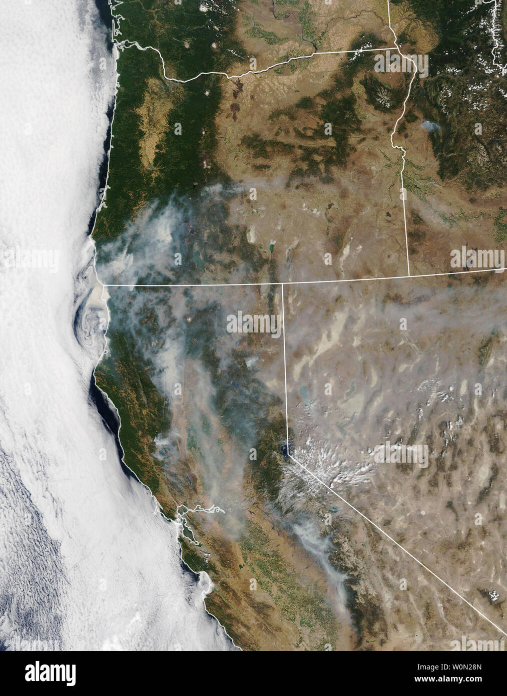 Le reste de la saison 2018 en Amérique du Nord est bien engagée, avec diable avoir brûlé plus d'acres à la moyenne jusqu'à la fin de juillet. Plus tôt dans l'été, les images satellites ont montré des traces de brûlure et de la fumée des incendies dans l'ouest des États-Unis dont la Californie et le Colorado. Comme le calendrier s'en août, la fumée des incendies streaming est maintenant dans presque tous les états de l'ouest. Le Spectromètre imageur à résolution moyenne (MODIS) de la NASA sur les satellites Terra et Aqua a acquis ces images en couleurs naturelles les 28 et 29 juillet. Un nombre considérable de la fumée provient de la Carr feu, brûlant dans Shasta Cou Banque D'Images