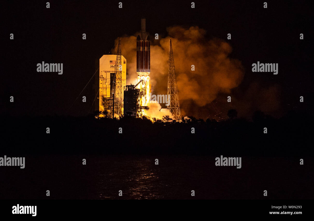 L'Alliance Lancement fusée Delta IV Heavy DE LA NASA lance la sonde solaire Parker de toucher le soleil, le 12 août 2018, lancement de 37 complexes à Cap Canaveral Air Force Station, en Floride. Parker Solar Probe est l'humanité de la toute première mission dans une partie de l'atmosphère du Soleil appelé la couronne. Ici il va explorer directement les processus solaires qui sont essentielles pour la compréhension et la prévision des conditions météorologiques spatiales qui peuvent avoir un impact sur la vie sur Terre. Photo de la NASA/Bill Ingalls UPI Banque D'Images