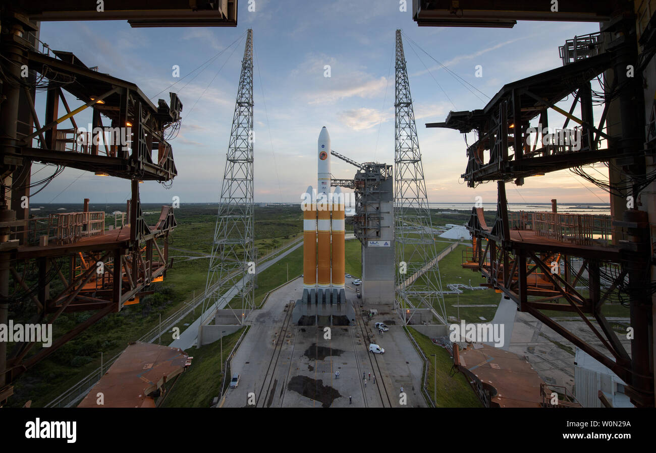 L'Alliance Lancement fusée Delta IV Heavy avec la sonde solaire Parker à bord est considérée peu après la tour de service mobile a été annulée, le 10 août 2018, 37 complexes de lancement à Cap Canaveral Air Force Station en Floride. Parker Solar Probe est l'humanité de la toute première mission dans une partie de l'atmosphère du Soleil appelé la couronne. Ici il va explorer directement les processus solaires qui sont essentielles pour la compréhension et la prévision des conditions météorologiques spatiales qui peuvent avoir un impact sur la vie sur Terre. Photo de la NASA/Bill Ingalls UPI Banque D'Images