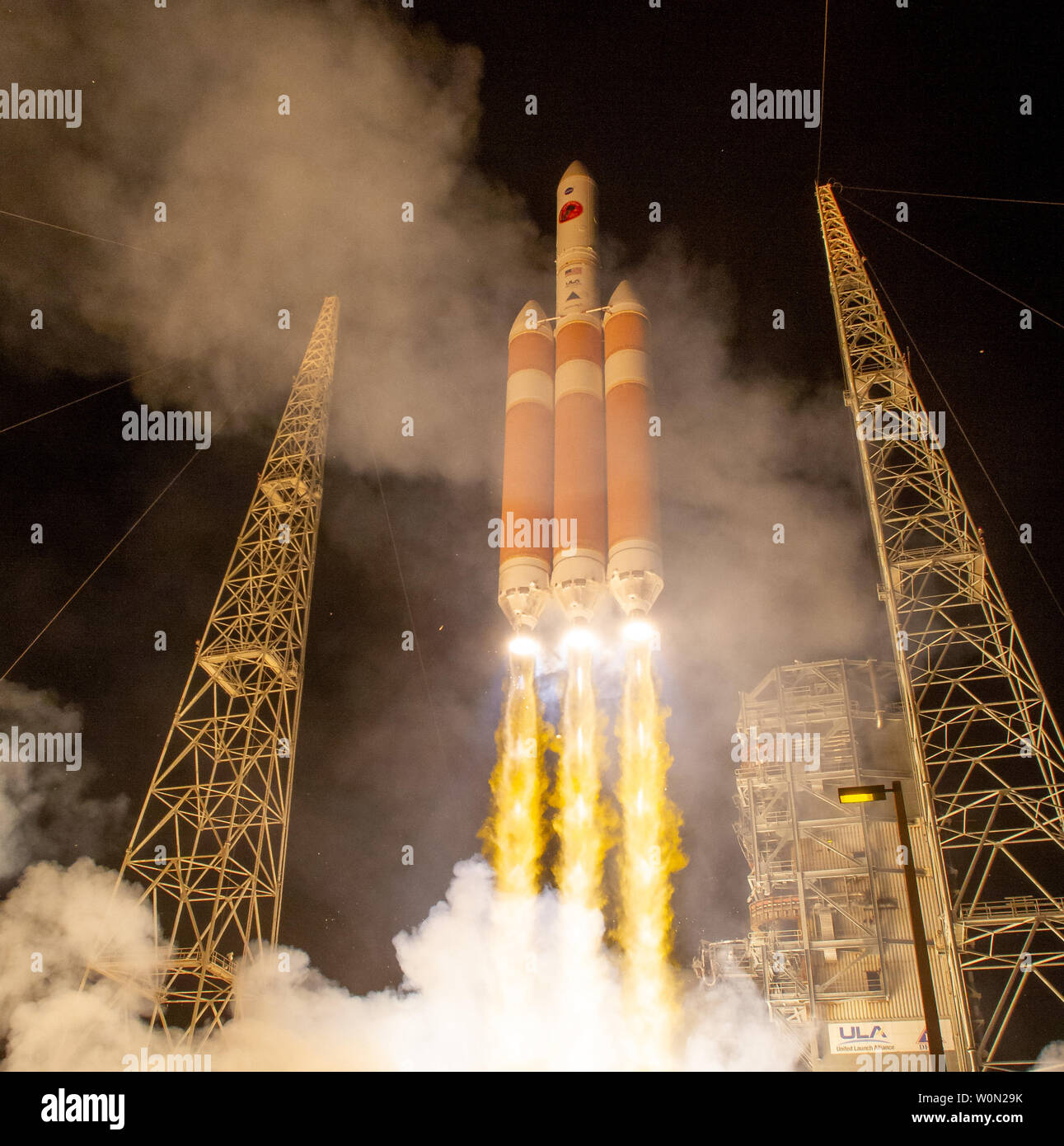 L'Alliance Lancement fusée Delta IV Heavy DE LA NASA lance la sonde solaire Parker de toucher le soleil, le 12 août 2018, lancement de 37 complexes à Cap Canaveral Air Force Station, en Floride. Parker Solar Probe est l'humanité de la toute première mission dans une partie de l'atmosphère du Soleil appelé la couronne. Ici il va explorer directement les processus solaires qui sont essentielles pour la compréhension et la prévision des conditions météorologiques spatiales qui peuvent avoir un impact sur la vie sur Terre. Photo de la NASA/Bill Ingalls UPI Banque D'Images