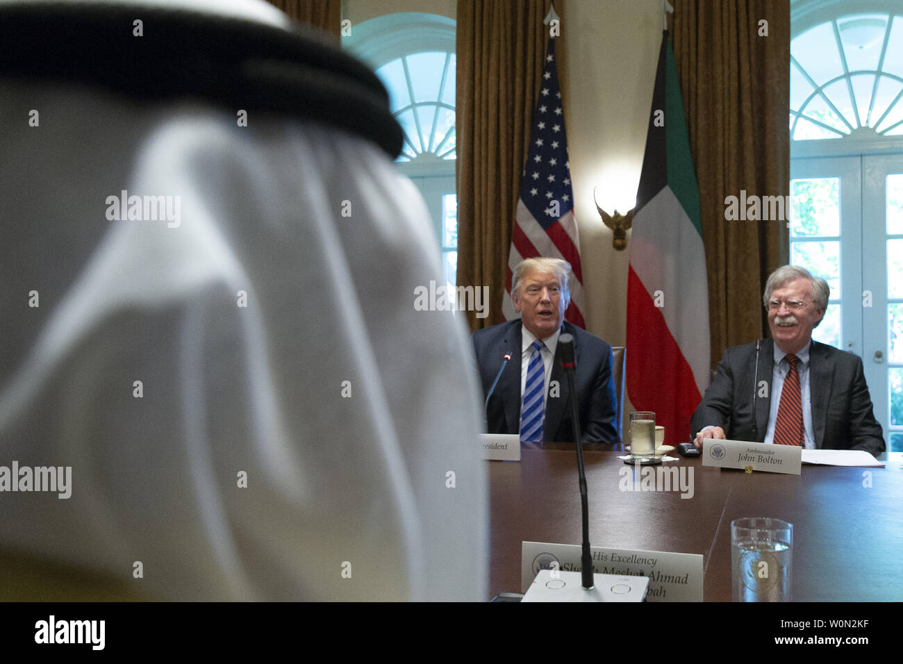 Le Président des Etats-Unis, Donald J. Trump , centre, parle comme il se réunit avec l'Emir du Koweït Jaber Al-Ahmad Al-Sabah dans la salle du Cabinet de la Maison Blanche le 5 septembre 2018 à Washington, DC. Photo par Alex Edelman/UPI Banque D'Images